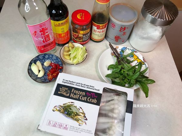 我的冷凍螃蟹是在H mart買的。 薑切片，辣椒切圈，蔥切段，備用。