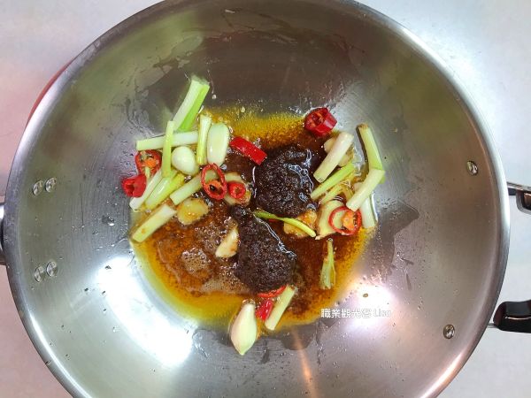 起鍋熱油，先放入薑片及蒜頭炒香，接著再放入切圈的辣椒及蔥段，翻炒過後再加入沙茶醬。