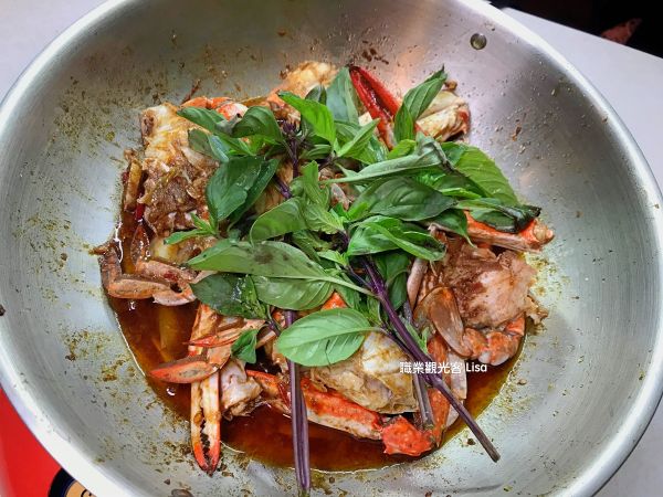 最後放入九層塔，翻炒過後就可以上桌囉～