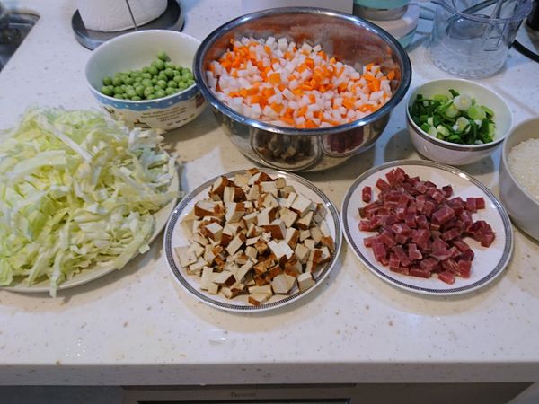白蘿卜，胡蘿蔔，豆乾切丁。火腿切小片，高麗菜切絲。