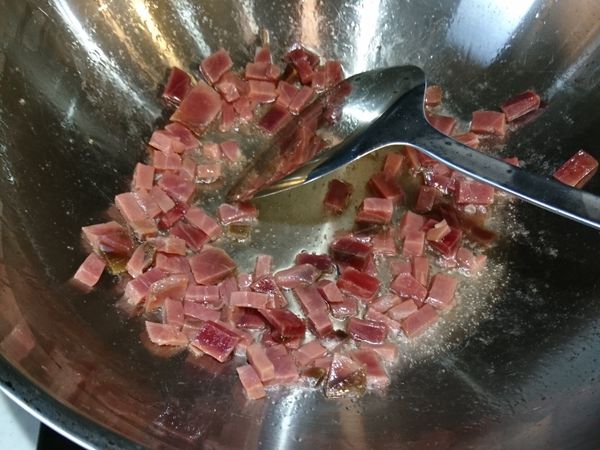 放入芥花油炒香火腿。