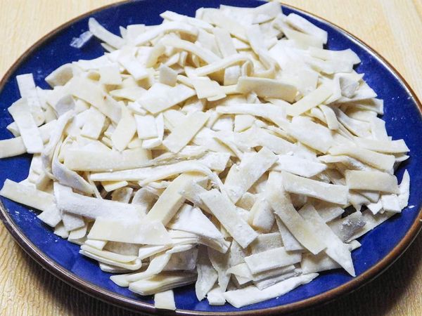 把餃子皮切成麵條般的細長再切成小段