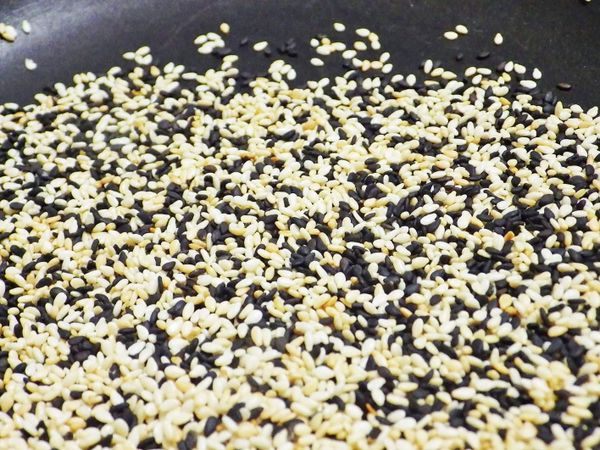 黑、白芝麻先乾炒出香氣…備用