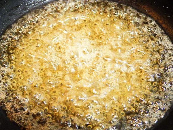 鍋底放入二砂糖，麥芽糖，水，開小火熬煮，糖溶後稍微攪拌