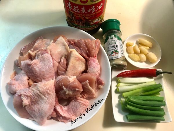 ✅去骨雞腿排洗淨擦乾，每片剪6塊。
✅蔥剪長段。
