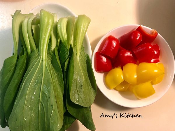 ✅青江菜洗淨
✅紅黃椒切塊

今天陪雞腿的蔬菜還有洋蔥🧅
也是切塊