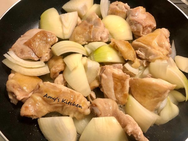 ✅不沾平底鍋不用加油
放雞腿肉塊（皮面朝鍋底）蓋鍋煎香，雞腿塊翻面，放（洋蔥塊）蓋鍋悶煮5分鐘。
