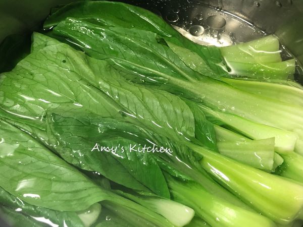 ✅湯鍋放油、鹽，水滾燙（青菜🥬）。