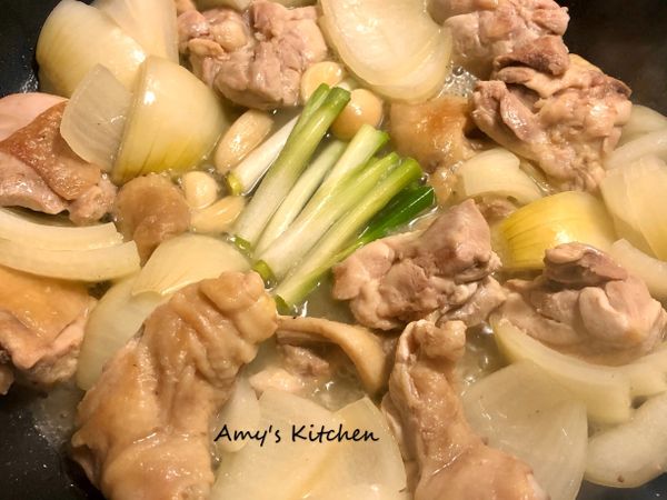 ✅放進（蒜頭、蔥白）蓋鍋燒3分鐘。