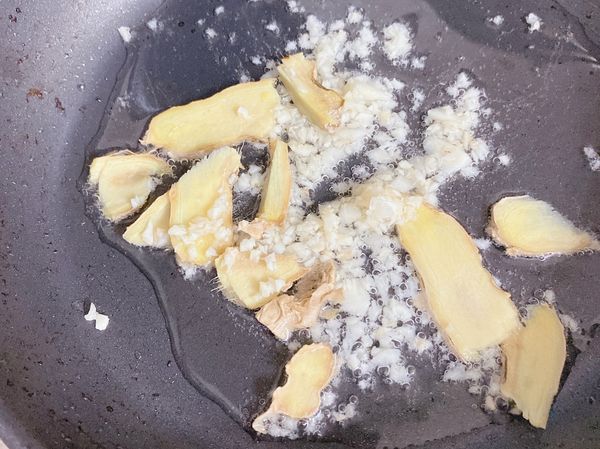 稍微熱鍋
油下溫度夠
薑蒜不客氣的就下了