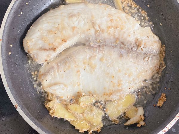 魚排雖然是冷藏的還是用開水過一下
下鍋蓋上蓋子
記得火不要大
看到邊邊角角有點小焦就可以翻面了