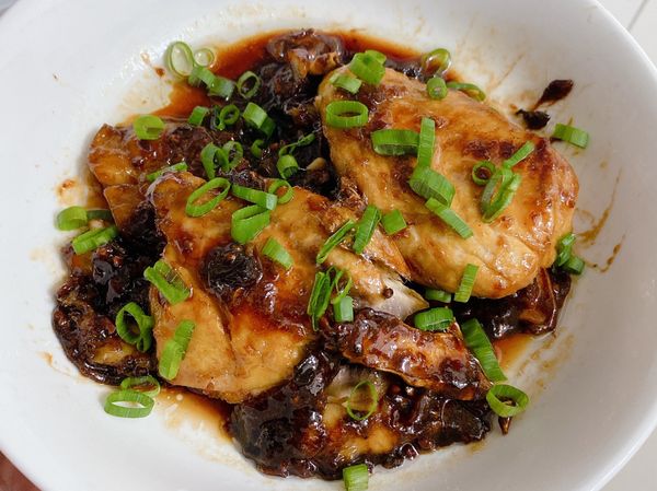 悲劇來了
因為我的鍋子太小
但其實我有28的
但電磁爐的受熱範圍剛好24
而我的魚實在太大塊了
就變一半了