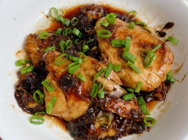 醬汁有收的差不多就是入味了
再加上青蔥點綴
完成✅