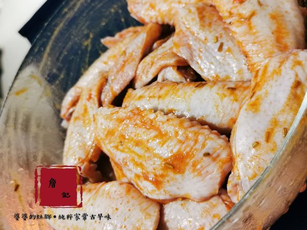 均勻拌一拌，顏色不會太深，味道不會太鹹，因為要透過時間慢慢醃製，不適合下手太重，否則容易造成太鹹會不好挽救。