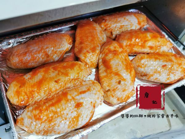 從冷藏取出至少退冰20分再放入預熱的烤箱，排滿烤盤，如果怕黏盤可以上一層很薄的油。