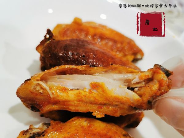 雖然只是小小的翅中，但也可以烤的像烤鴨的脆皮口感跟肉質多汁又嫩喔！
