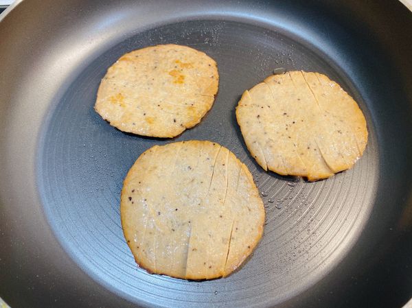 素排建議稍微剪一下

會比較好咬斷.方便吃