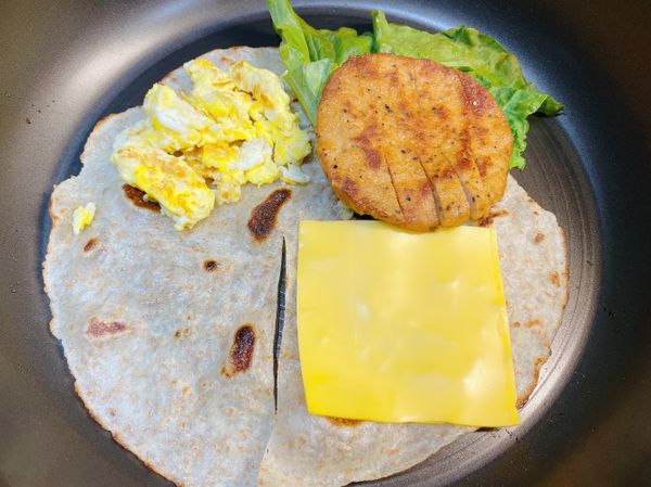 將食材擺上

⚠️如果是直接在平底鍋上包的捧油..記得動作要快一點喔！不然生菜會熟掉.就變軟了～）