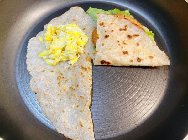 先將右下↘️往上折⬆️

⚠️如果沒有鐵沙掌的捧油.請用夾子和鍋鏟搭配使用嘿！