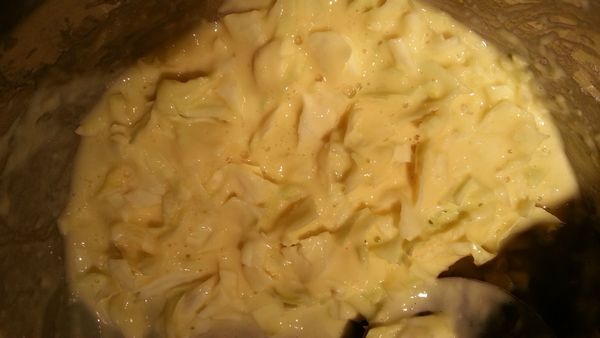 將一點點的高麗菜切絲，加入麵粉、蛋、水一起攪混