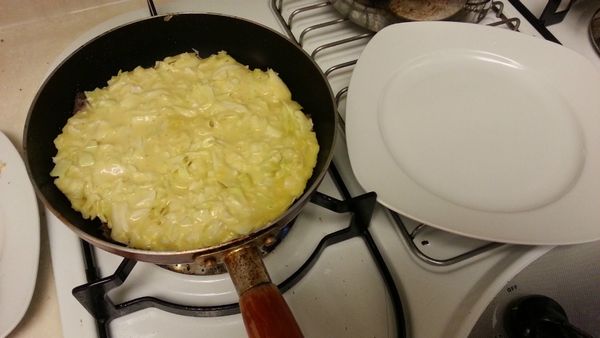 些許的牛肉乾切丁先下鍋煎酥，再加入攪混好的高麗菜麵糊鋪平煎熟，因為我不會甩郭，所以我準備一個白盤幫助我自己翻煎煎餅