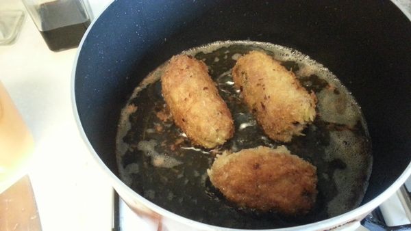 將切片好的里肌肉片鋪上元本山，埢埢埢在一起。包裹在一起沾上蛋液然後果上麵包粉當作衣服，下油鍋煎炸煎炸