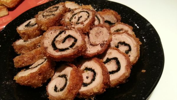 炸好後，切片擺盤灑上調味胡椒顆粒，切開側面會像壽司一樣很有趣哦!!!!!