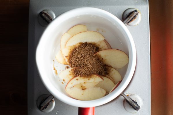 首先將黑糖道黑糖與蘋果一起放入鍋中煮出香氣。