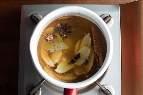 將紅酒以外的食材倒入鍋中並煮出香氣。