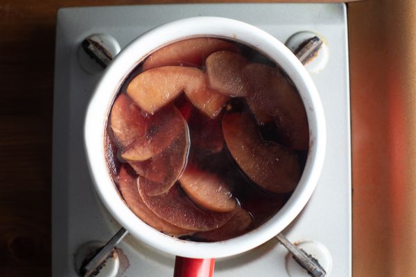 最後加入紅酒煮沸後轉小火再煮約2~3分鐘就完成了喔。