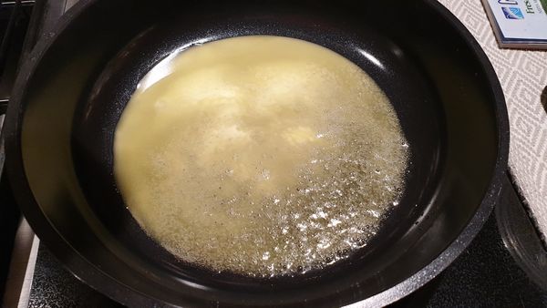 將奶油放入鍋中，開火至融化。