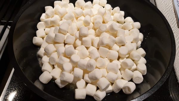 放入棉花糖拌勻。
👉小顆的棉花糖融化時間較快，若買大顆的可以剪成小塊使用。