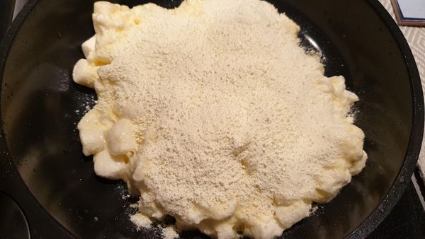 棉花糖約溶解約90%時加入奶粉拌勻。