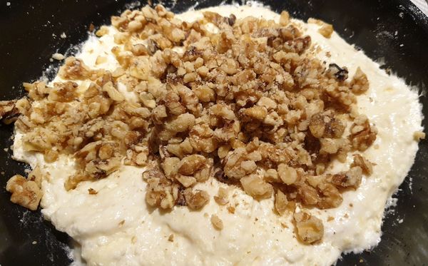 倒入打碎的核桃拌勻。