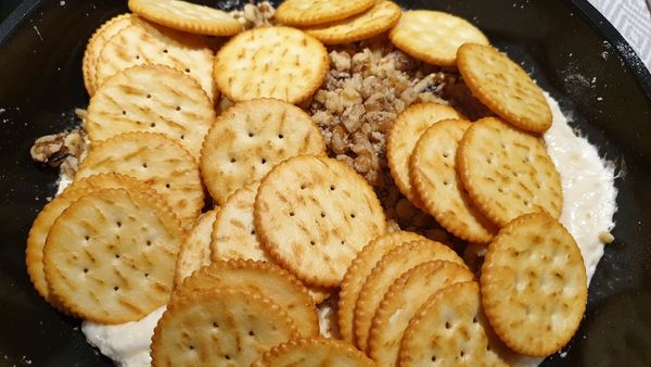 倒入餅乾，從底層用折疊的方式翻拌至上層，
翻拌至餅乾大概都有黏到棉花糖即可離火。