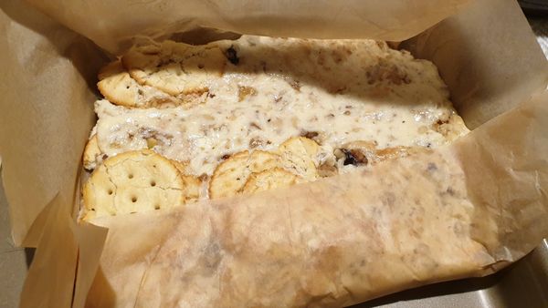 倒到烘培紙上，找一個方形容器進行整形，完成後放到冰箱30分鐘以上。
👉冰起來會變硬，比較方便切割;也可冷凍10～15分鐘縮短等待時間，時間到記得取出，不然會"頂扣扣"切不動唷～