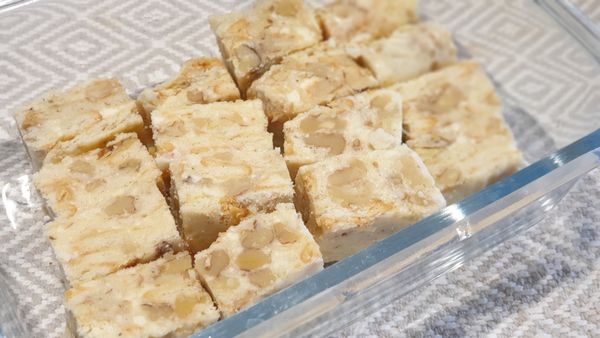 可以買包裝紙一個一個包，或是拿保鮮盒保存也是一個環保的選擇唷！
👉平時放冰箱保存就可以了，依然軟Q好吃，不會硬到咬不動。