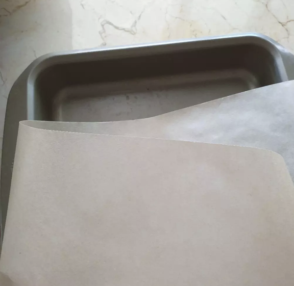 準備烘焙紙:測量一個4面都能包覆到成品的大小進行切割。