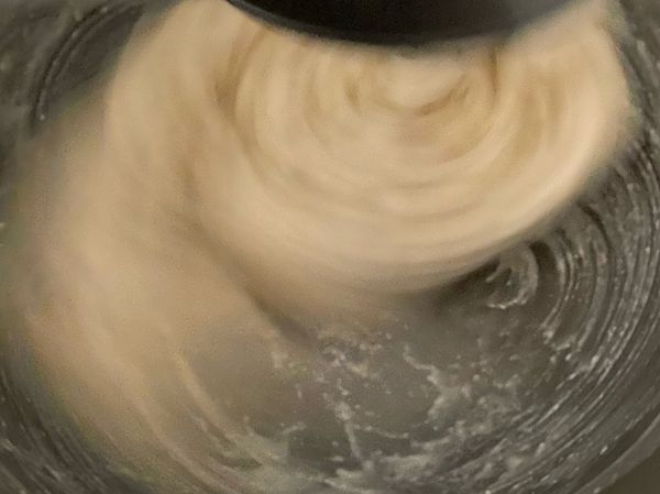 糖、鹽、奶粉、麵粉、蛋、水、酵母粉依序放入攪拌機鋼盆中，先以低速拌勻後用中速打至麵團出筋