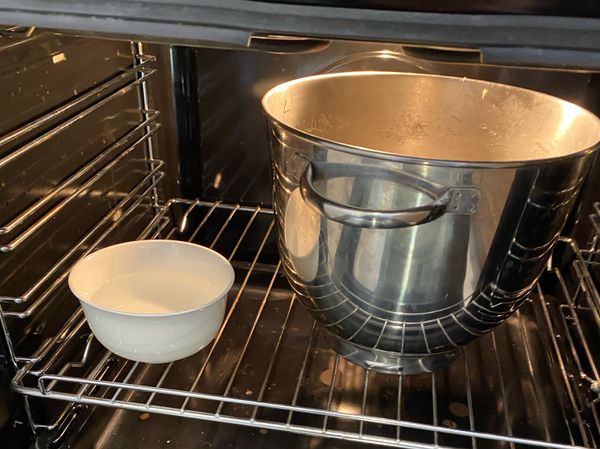 因為我沒有發酵箱，所以是用烤箱以低溫30度左右，放碗水進行發酵喲