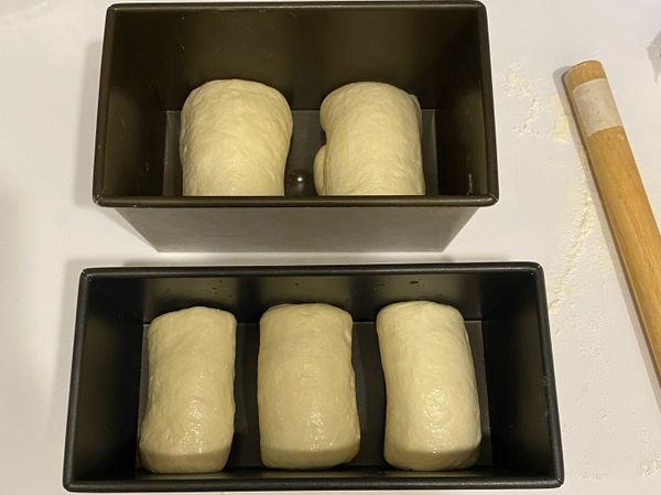 再一次擀捲，收口朝下放入吐司烤模中