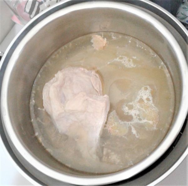 打開步驟二的電鍋蓋，將步驟一的豬胛心肉塊放進內鍋裡，並加入800毫升的純水；外鍋再加入8刻度量米杯的水，按下開關，煮約25分鐘跳起，悶10分鐘。