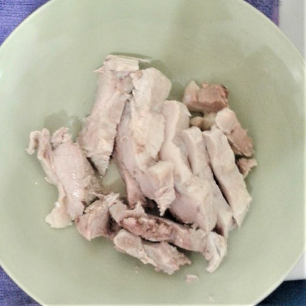 打開步驟三的電鍋蓋，將老薑片一一夾起丟棄；並將煮熟的豬胛心肉從內鍋取出，逆紋切片(約1公分)。