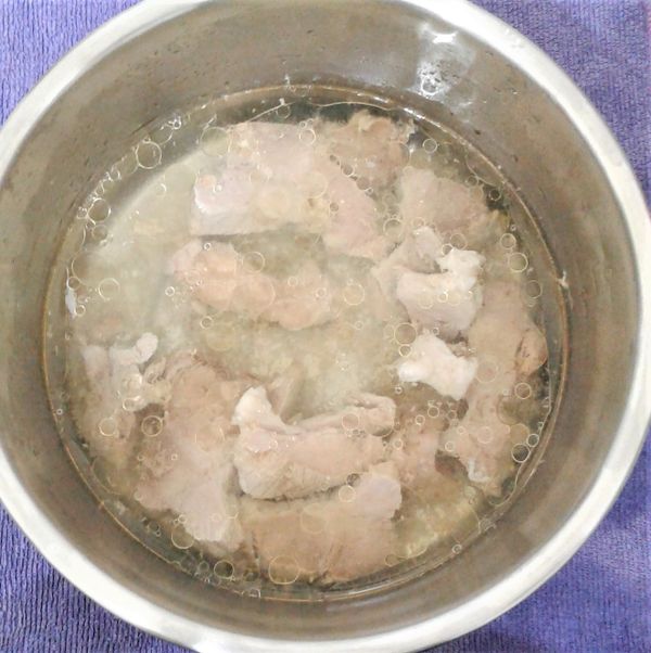 將切好的豬胛心肉放進內鍋裡，並加入3湯匙米酒和4小匙海鹽調味；外鍋再加入3刻度量米杯的水，按下開關，煮約16分鐘跳起，悶10分鐘。