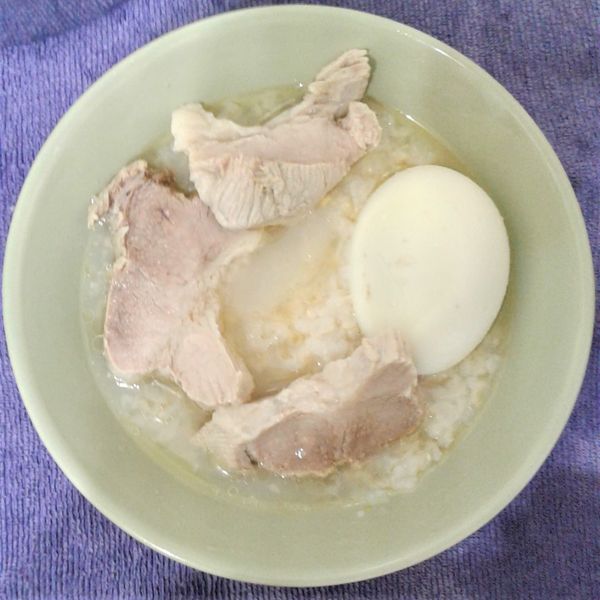 另取一深碗，放入半碗糙米飯，再舀入12湯匙的麻油豬肉湯；外鍋放入量米杯4刻度的水，再按下電鍋開關，煮約11分鐘跳起，悶10分鐘；在稀飯上放入3塊豬肉片和1粒水煮蛋，請享用「麻油豬肉稀飯」。