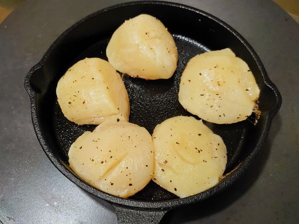 鍋中倒點油,鍋熱後將干貝一一放進鍋中煎！