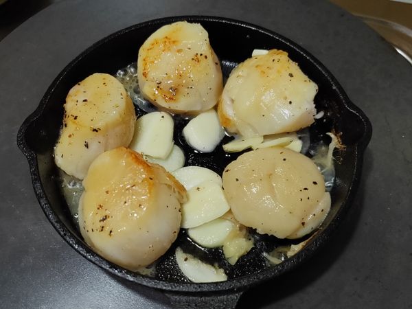 第一面煎了約60妙後翻面,再放入蒜片！