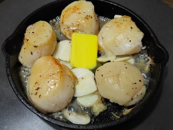 同時加入奶油,續煎約40秒！