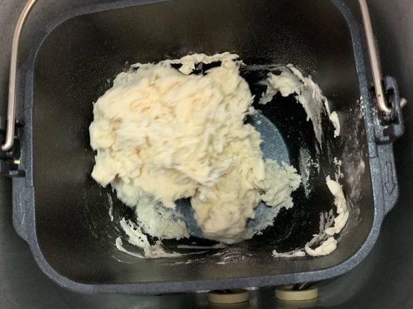 將所有材料放入麵包機容器內，選定品項7（速成吐司），待麵團第二次攪拌完取出