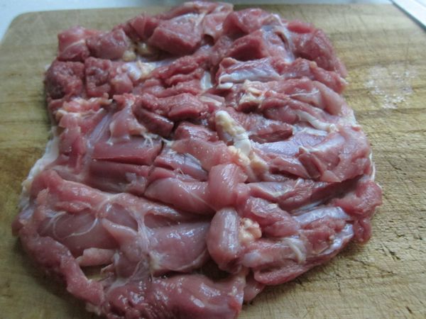 去骨仿土雞腿除去關節端，將肉切分均勻(不切斷)後拍鬆。